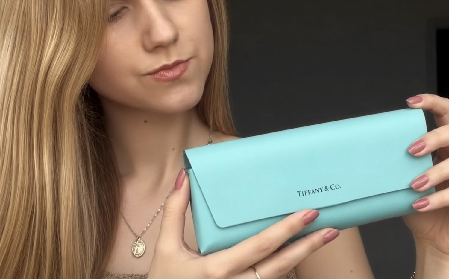 Unboxing a Tiffany & Co. case, UGC style
